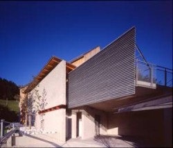Architekturprojekt mit Schüttbetonmauer